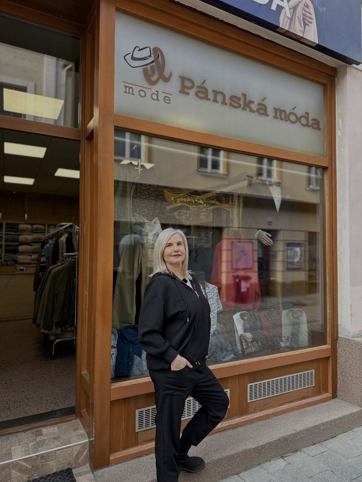 Lenka Nováková před výlohou prodejny L-mode v&nbsp;Jiráskově ulici